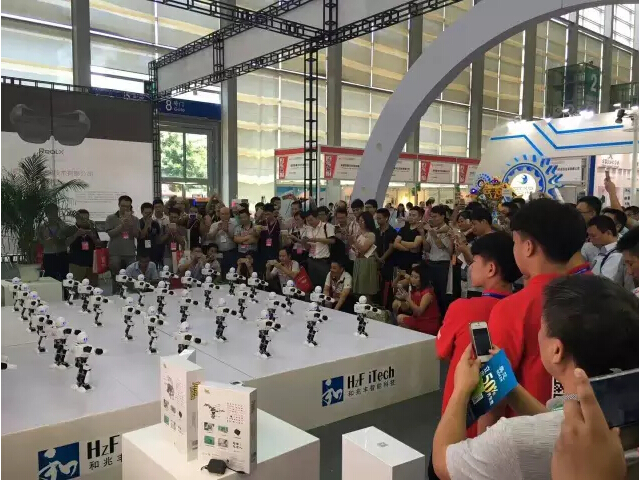 看深圳优必选机器人阿尔法萌翻整个博览会